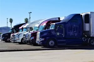 Lastbilar står parkerade